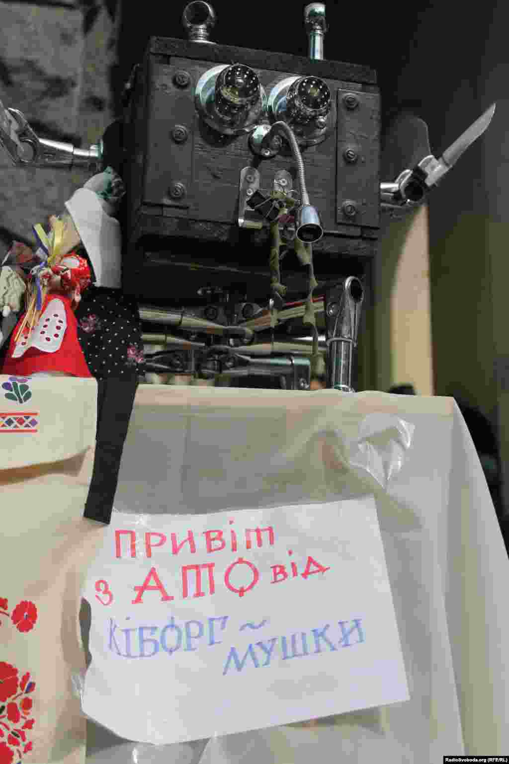 Скульптура зроблена з ящика з-під набоїв, в якій волонтери зберігають дитячі малюнки
