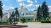 Будівля Верховної Ради України і крило Маріїнського палацу. Київ, 10 червня 2019 року