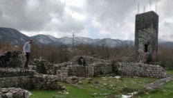 Emil Bjorn Hilton Sagau pregleda ruševine crkve Prečista Krajinska na jugoistoku Crne Gore
