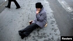 Radnica fabrike cipela Aida na pauzi od protesta, Tuzla, februar, 2009. 