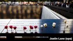 Цветы у Мемориала 9/11 во время церемонии, посвященной 16-й годовщине терактов 11 сентября в Нью-Йорке, 11 сентября 2017 года.