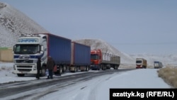 Грузовики на трассе Бишкек - Торугарт. 12 ноября 2013 года.