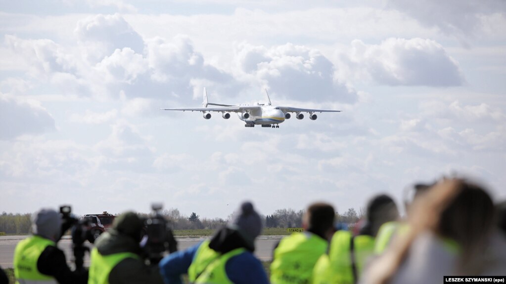 Люди спостерігають за посадкою «Мрії» в аеропорту Варшави, куди найбільший у світі літак доставив вантажі для боротьби з коронавірусом. 14 квітня 2020 року