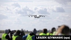 Люди спостерігають за посадкою «Мрії» в аеропорту Варшави, куди найбільший у світі літак доставив вантажі для боротьби з коронавірусом. 14 квітня 2020 року