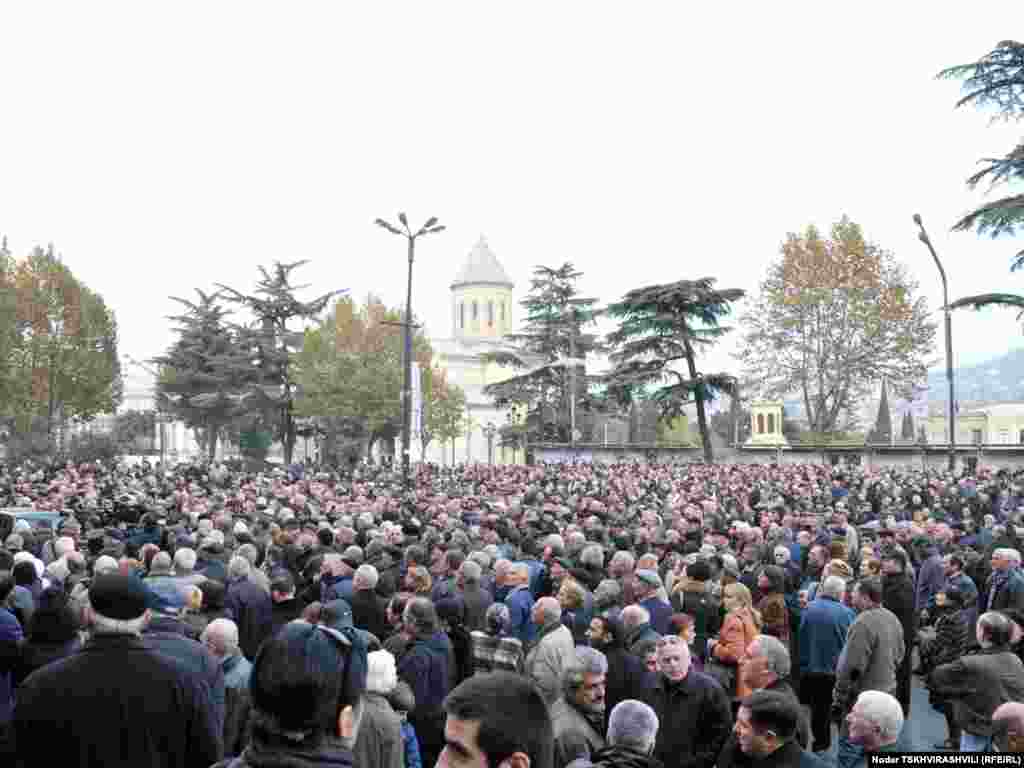 პარლამენტის შენობის წინ შეკრებილი საპროტესტო აქციის მონაწილეები. 26 ნოემბერი - 25 ნოემბერს თბილისში წარმომადგენლობითი სახალხო კრება გაიმართა. მეორე დღეს, 26 ნოემბერს პარლამენტის შენობასთან კვლავ შეიკრიბნენ სახალხო კრების მონაწილენი და მათი მხარდამჭერი ოპოზიციური პარტიების ლიდერები.