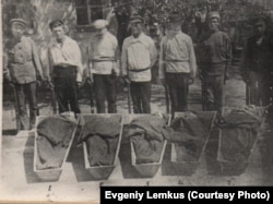 Коммунисты, зарубленные степными партизанами в Заволжье, 1921 г. Фото из Государственного архива Волгоградской области
