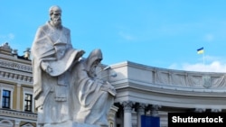 Скульптуры просветителей Кирилла и Мефодия в Киеве