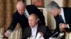 Ռուսաստան - Եվգենի Պրիգոժինը անձամբ սպասարկում է նախագահ Վլադիմիր Պուտինին իր ռեստորանում, 2011թ.