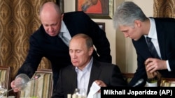عکسی از پذیرایی پریگوژین (سمت چپ) از پوتین در رستورانش در بیرون مسکو در سال ۲۰۱۱