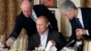 Бизнесменът Евгений Пригожин, собственик на бизнес за кетъринг, сервира храна на Владимир Путин. 12 ноември 2011 г.