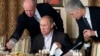 Vladimir Putin servit personal de magnatul Evgheni Prigojin (stânga), fondatorul companiei de mercenari «Wagner», în restaurantul acestuia din afara Moscovei, 11 noiembrie 2011