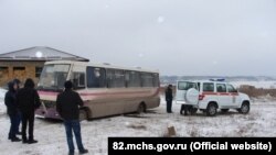 Сломавшийся автобус и сотрудники МЧС (архивное фото)