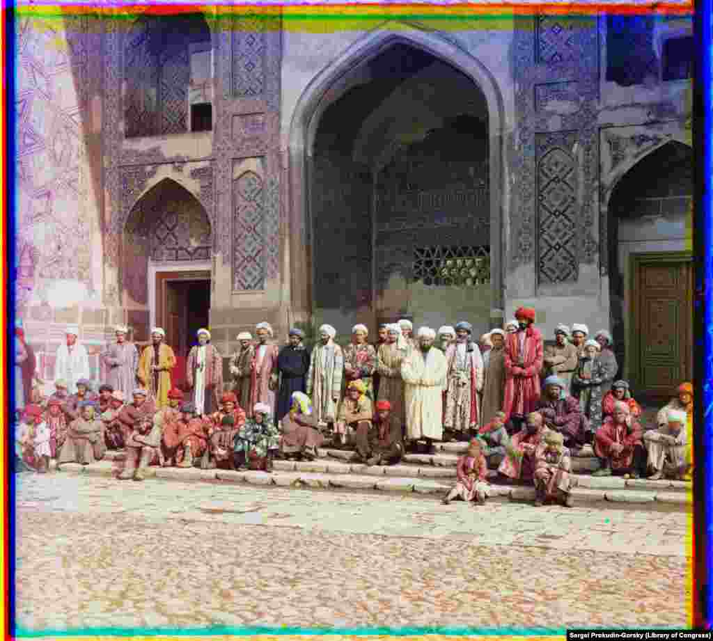 Muškarci poziraju ispred islamske škole u Samarkandu. Gorski je usavršio ranu metodu fotografije u boji koja je zahtijevala da se tri odvojene fotografije svake scene snimaju filtrima u boji. Kad su se tri slike zatvorile u „sendvič“, a kroz njih je zasjala crvena, zelena i plava svjetlost i mogla se projicirati fotografija u boji. 