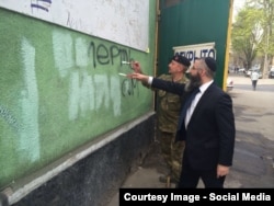 Раввин и боец "Правого сектора" закрашивают антисемитскую надпись на стене синагоги в Одессе, 2014