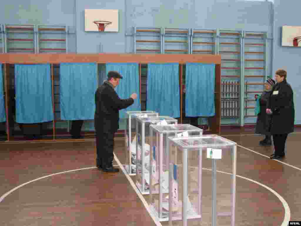 17 студзеня, нядзеля - Ва Ўкраіне прайшоў першы тур прэзыдэнцкіх выбараў