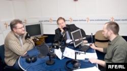 Дмитрий Орлов (слева) и Сергей Обухов (в центре) в студии Радио Свобода
