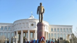 Памятник Исламу Каримову в Ташкенте
