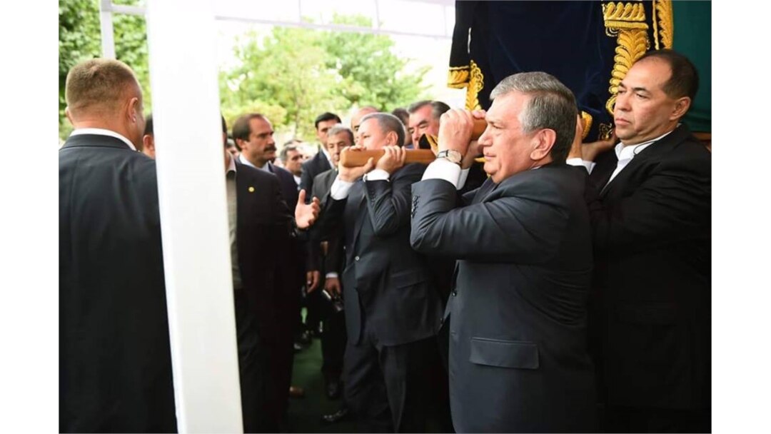 Tadašnji uzbekistanski premijer Šavkat Mirzijojev (drugi s desna) nosio je kovčeg na sprovodu Karimova.
