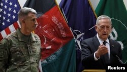 Министр обороны США Джеймс Мэттис (справа) и командующий американским контингентом в Афганистане генерал Джон Николсон. Кабул, 24 апреля 2017 года.