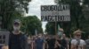 "Если власть проявит агрессию, будем сопротивляться". Хабаровчане подняли флаги белорусского протеста
