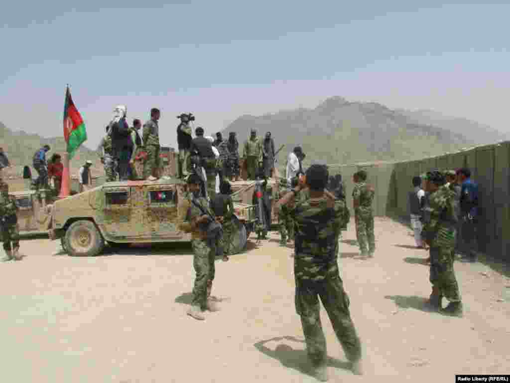 АВГАНИСТАН - Талибанците нападнале контролен пункт во провинцијата Газни во Авганистан и убиле најмалку 13 војници и полицајци, информираа тамошните власти. Портпаролот на гувернерот на провинцијата изјави дека настрадале седум војници и шест полицајци, дека четири војници биле повредени.