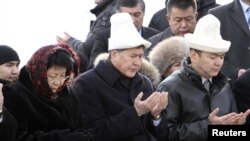 Президент Кыргызстана Роза Отунбаева, избранный президент Алмазбек Атамбаев и вице-премьер Омурбек Бабанов на открытии мемориала погибшим во время Революции 2010 года. Чон-Таш, 16 ноября 2011 года.