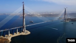 Мост, соединяющий материк с островом Русский