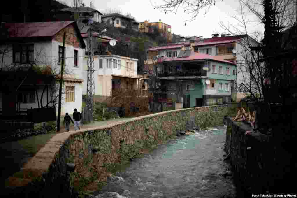 Река Гоксун в селе Саимбейли в южной части Турции. В селе, ранее известном как Хаджин, до 1915 года проживало 26 480 армян. Сейчас в нем живут менее четырех тысяч человек, подавляющее большинство - турки. &nbsp;