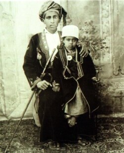 سلطان قابوس در کودکی در کنار پدرش سلطان سعید