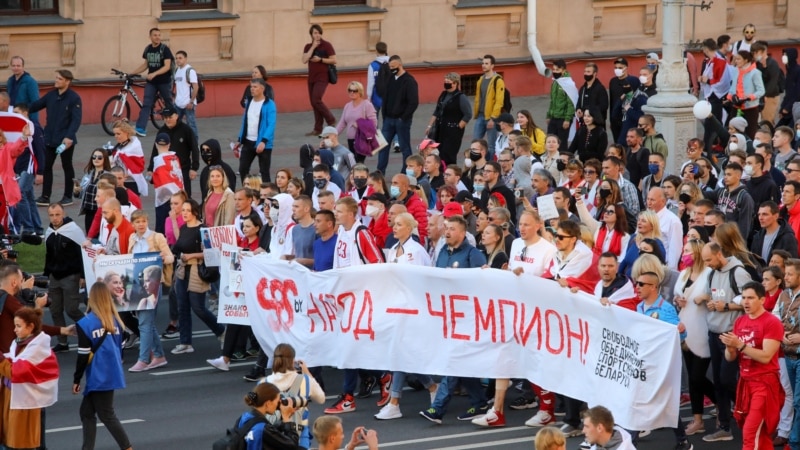 Belarusly protestçiler Lukaşenkanyň işden gitmegini talap edýärler
