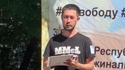 Әлнұр Ильяшев жергілікті билік рұқсат берген митингінде тұр. Алматы, 30 маусым 2019 жыл.