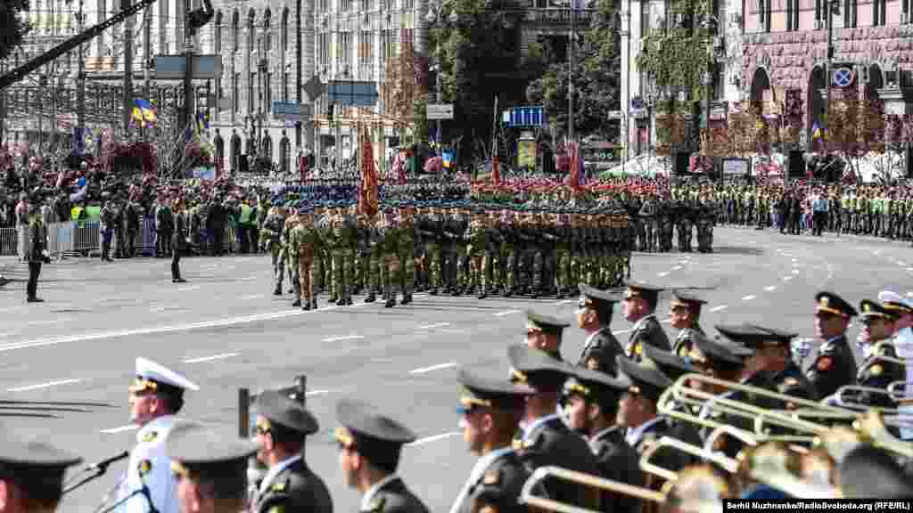 Військові підрозділи крокують майданом Незалежності 