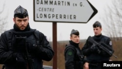 Даммартен-ен-Гоэльдегі күдіктілер жасырынған маңда жүрген полицейлер. Франция, 9 қаңтар 2015 жыл.