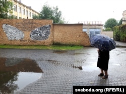 Верш Віталя Рыжкова «Мама!.. Прыйдзе час, перастанем...» у двары па вуліцы Ленінскай, 39 (Аўтарка Юлія Раткіна)