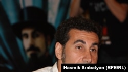 Armenia - Serj Tankian, a world famous rock musician of Armenian origin, at a press conference in Yerevan, 12Aug,2010