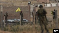 Турецкие и курдские военные на сирийско-турецкой границе. Иллюстративное фото.