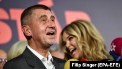 Миллиардер Андрей Бабиш с супругой Моникой после объявления первых результатов выборов в Чехии 