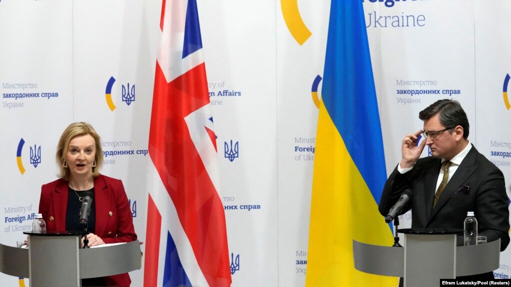 Dmytro Kuleba ukrán külügyminiszter és Liz Truss, a brit külügyminisztérium vezetője a tárgyalások eredményeit követő sajtótájékoztatón.  Kijev, 2022. február 17