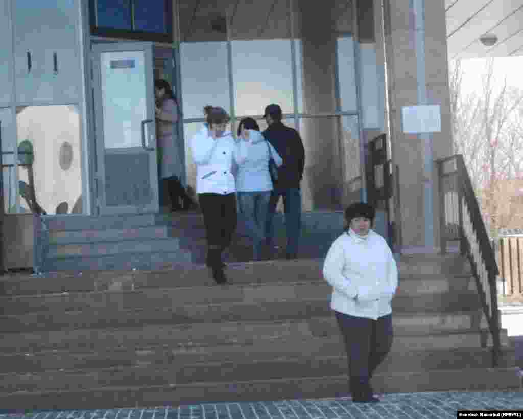 "Избиратели" выходят из здания избирательного участка. Астана, 3 апреля 2011 года.