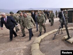 Абдулла Гюль (второй слева) на военном посту в провинции Хаккяри, 15 октября 2011