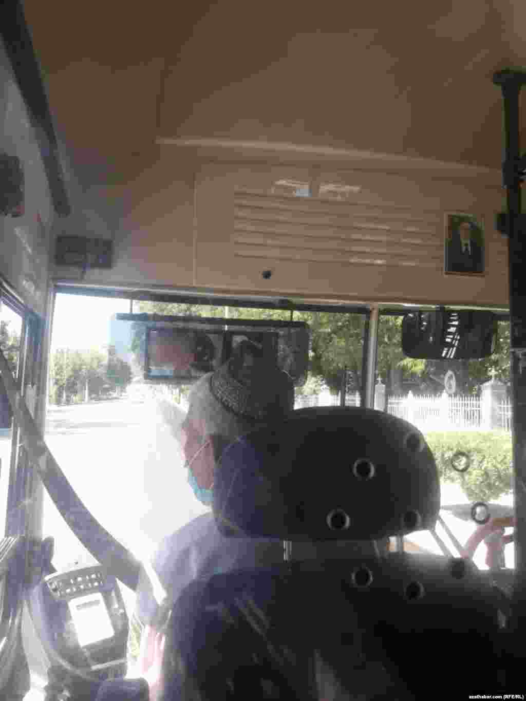 Awtobus sürüjileri hem ýüz maskalaryny geýmäge başlady. Aşgabat. Iýul, 2020.&nbsp;