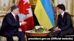 Президент України Петро Порошенко і прем'єр-міністр Канади Джастін Трюдо. Париж, 29 листопада 2015 року