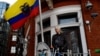 Асанж на бальконе эквадорскай амбасады (архіўнае фота)