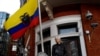 Джулиан Ассанж на балконе посольства Эквадора в Лондоне
