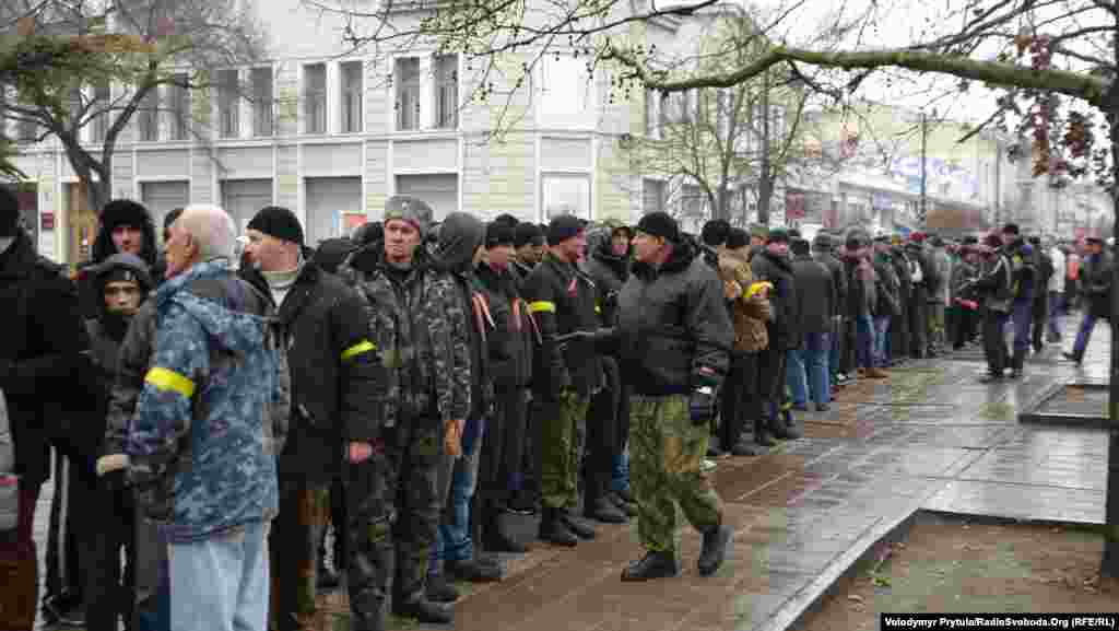 Проросійські активісти мітингують біля кримського парламенту, Сімферополь, 27 лютого