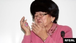 Жамал Сокбаева, мать подследственного Мухита Тагаева, жалуется на методы следствия в КНБ. Алматы, 8 декабря 2009 года. 