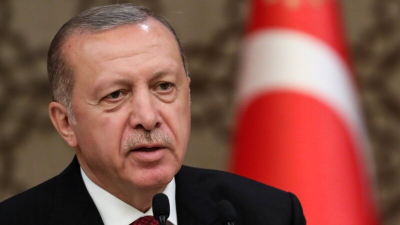 Erdogan u bën thirrje turqve të mos përdorin dollarin dhe euron