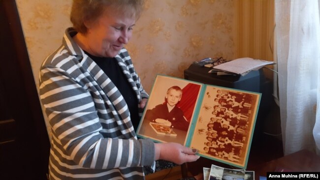 Лариса Рыжова с детскими фотографиями сына