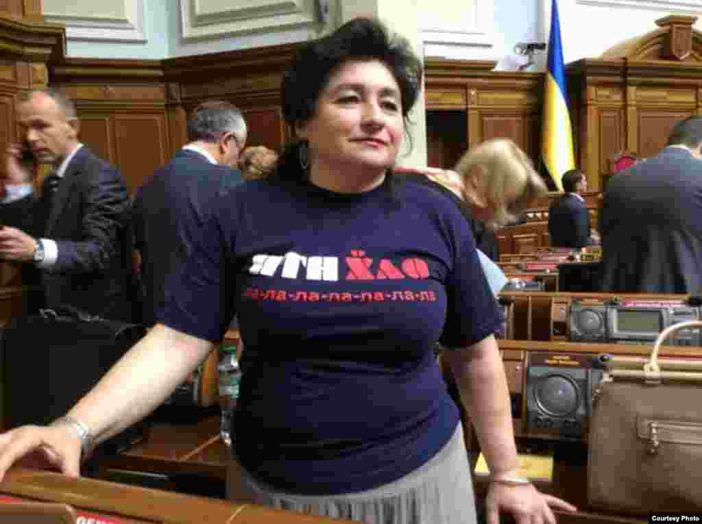Депутат Марія Матіос прийшла у Верховну Раду в футболці з написом &laquo;Путін х**ло&raquo;. 17 червня 2014 року