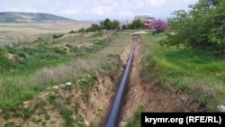 Брошенный участок кольцевого газопровода в Севастополе в районе 11-го километра Балаклавского шоссе, архивное фото